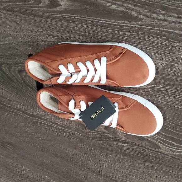 The Forever High-Top Sneaker BNWT - Size 7 - Picture 2 of 4